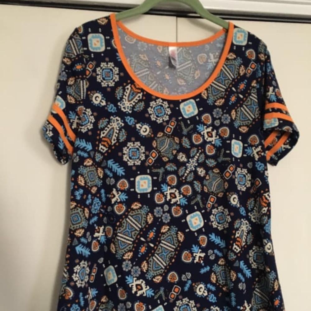 Size Medium LuLaRoe Classic T
